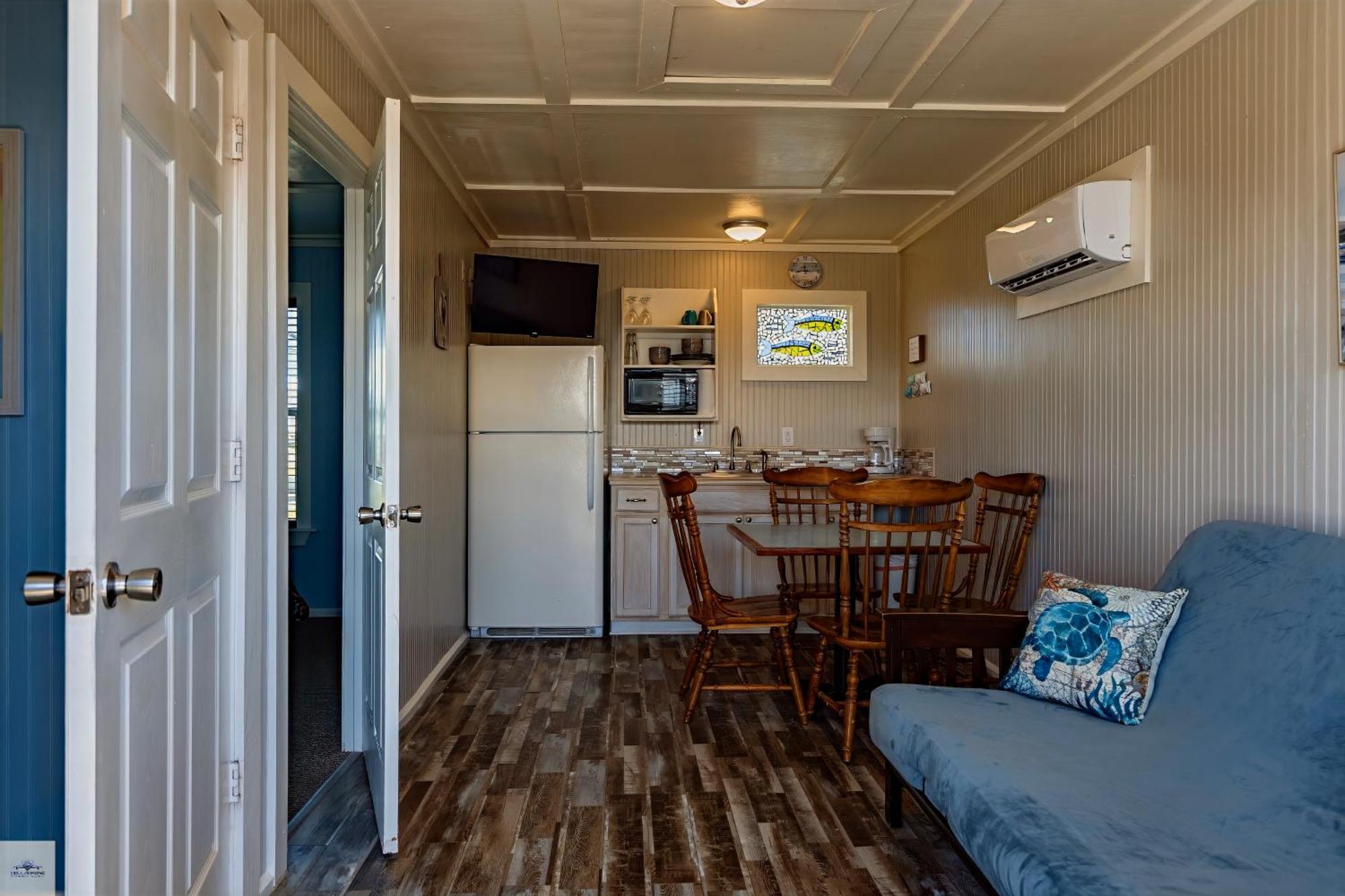Blue Dolphin Inn And Cottages Grand Isle Exterior photo
