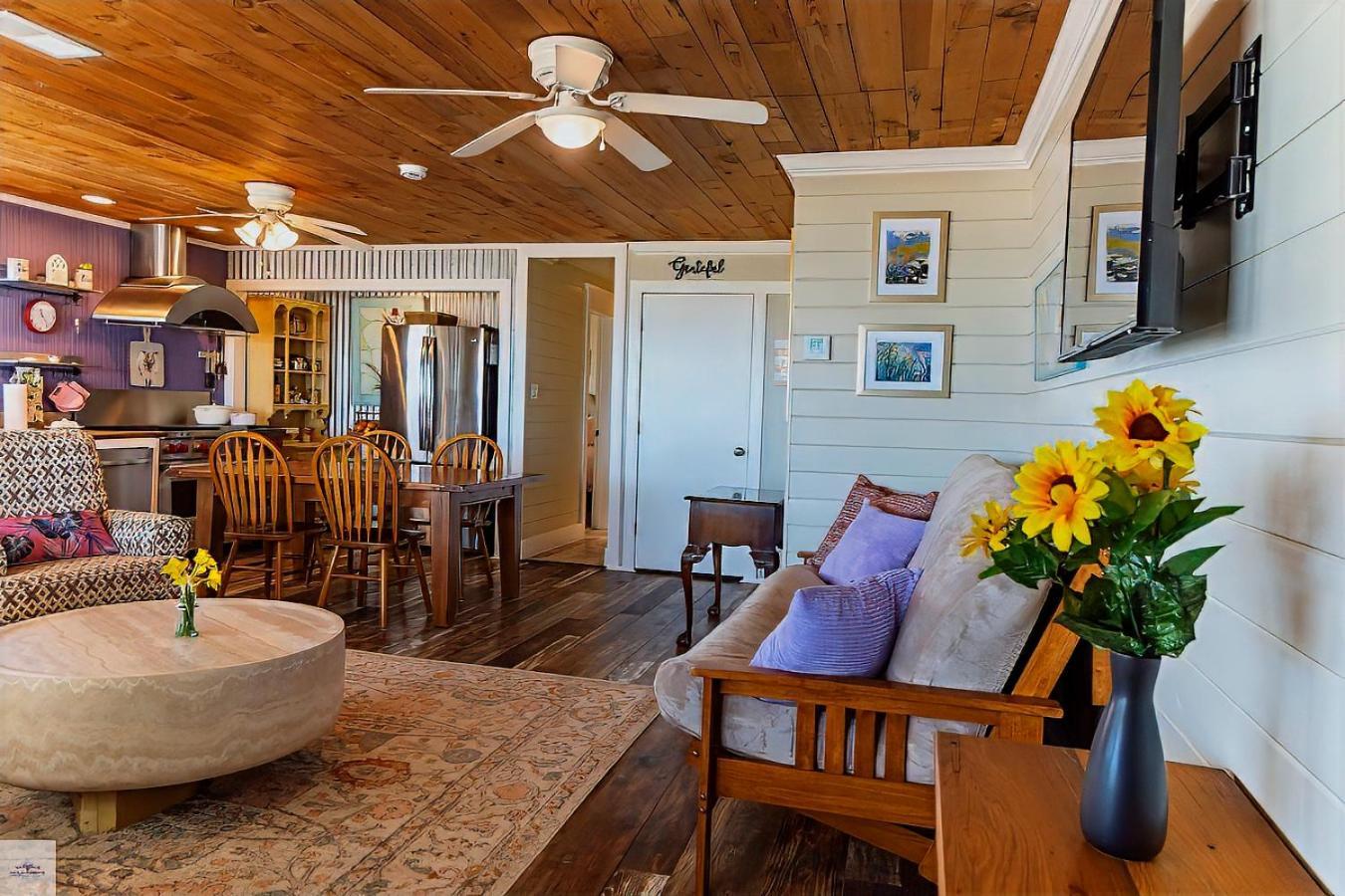 Blue Dolphin Inn And Cottages Grand Isle Exterior photo