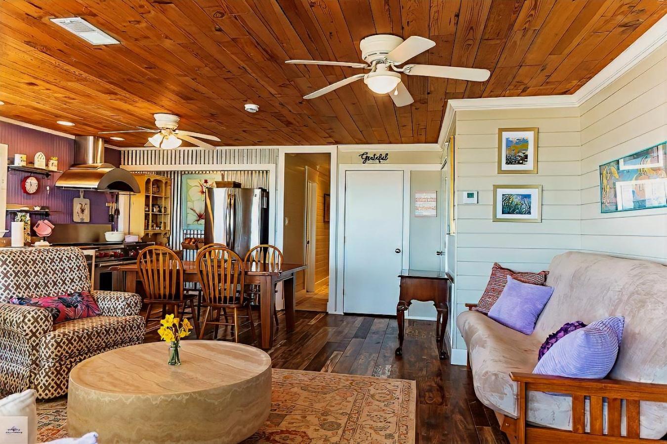 Blue Dolphin Inn And Cottages Grand Isle Exterior photo